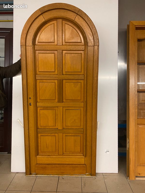 Porte d'entrée en bois cintrée (image 1)
