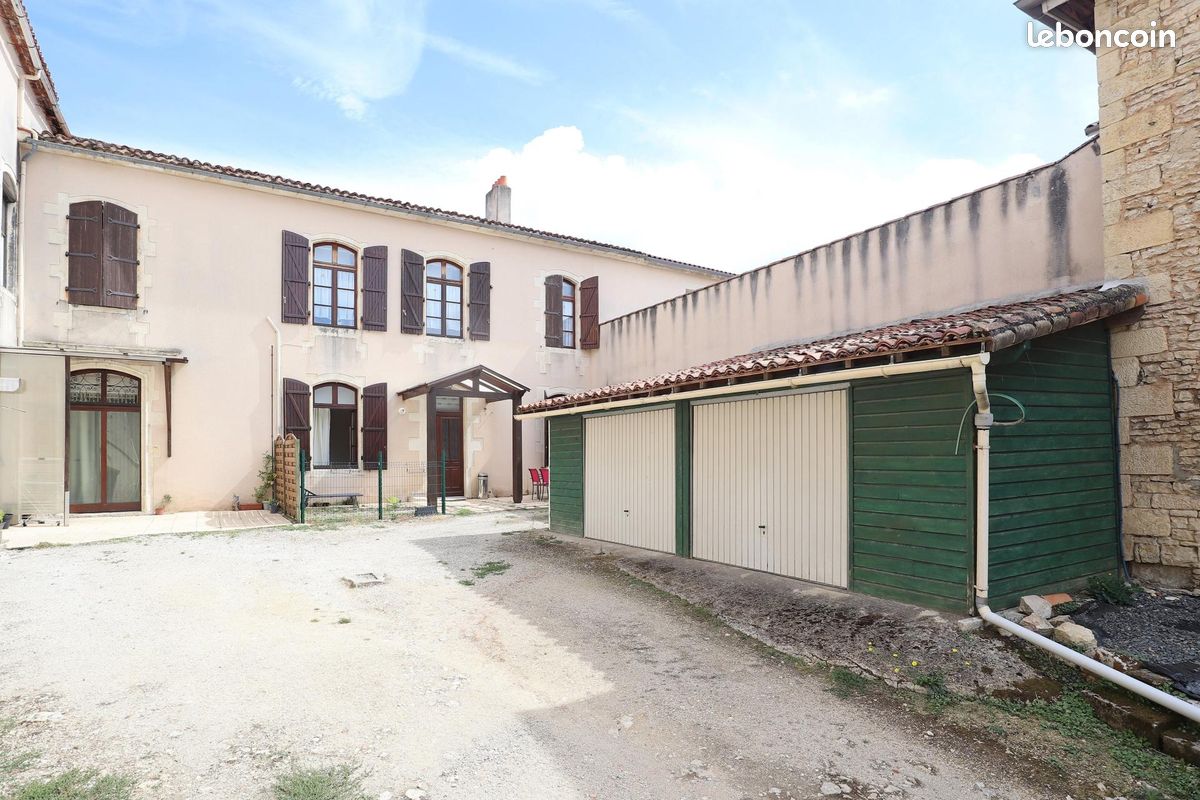 Immeuble 1 pièce 298 m² · à Ruffec · 298 m² · 284 500 €