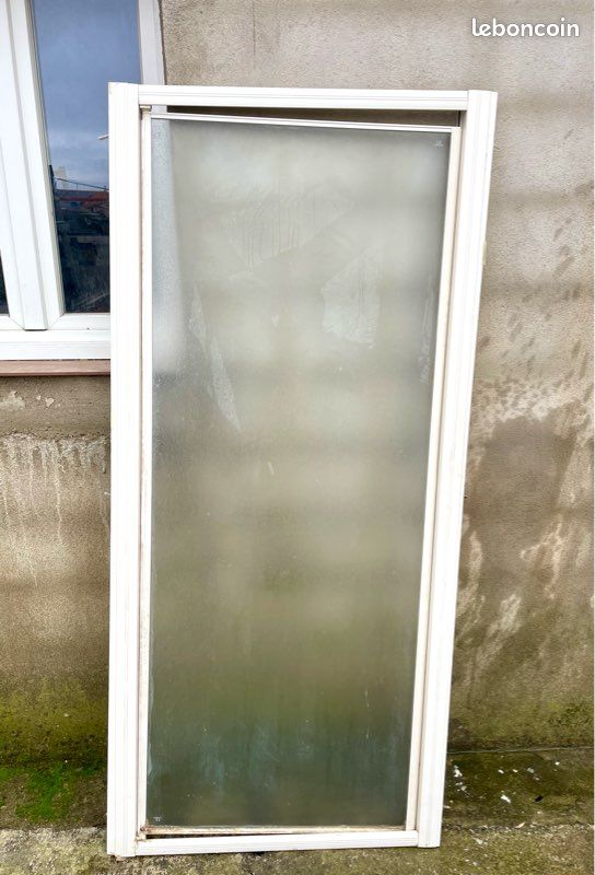 Fenêtre coulissante PVC blanc – Double vitrage dépoli – Bon état (image 1)