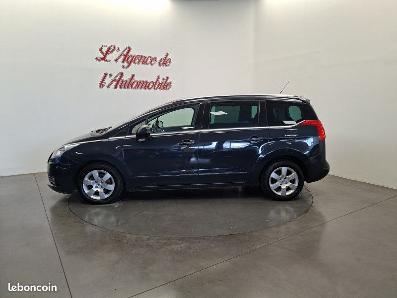 Peugeot 5008 1.6 hdi 112 ch Boite Auto Allure 7 places / GPS / toit pano / Radar AV et AR / (image 7)