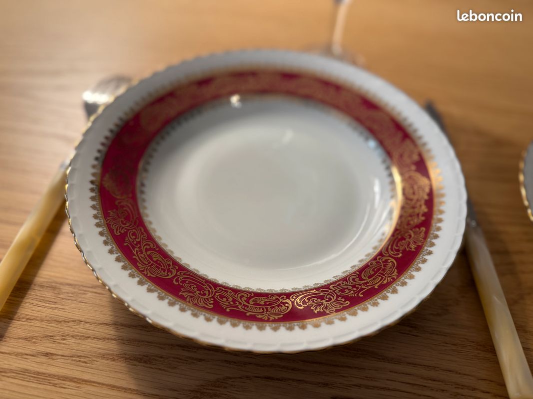 Service De Table 15 Pièces En Porcelaine Bordeaux – Assiettes Et Tasses