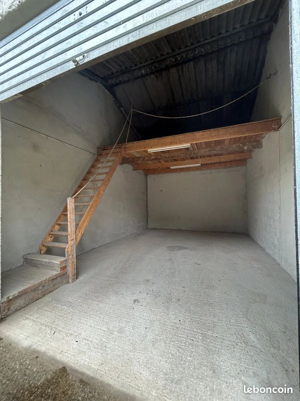 Parking 35 m² · à Jouques · 35 m² · 310 €/mois