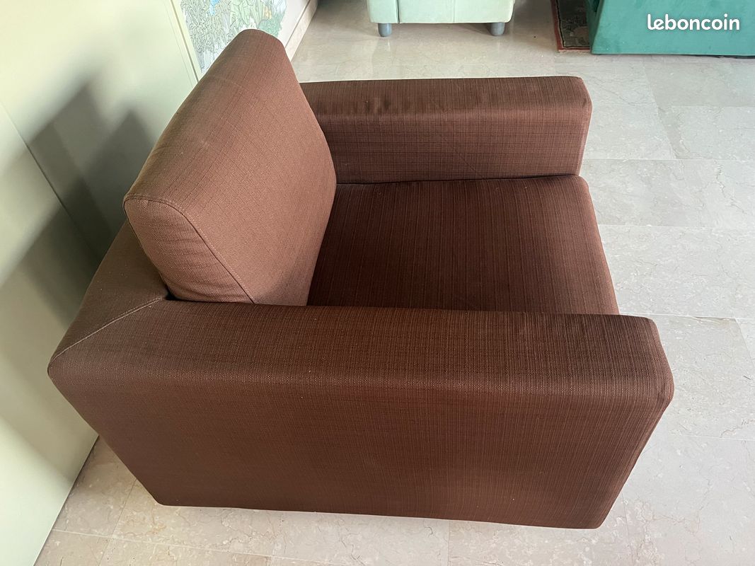 Fauteuil individuel large assise en tissu marron (image 4)