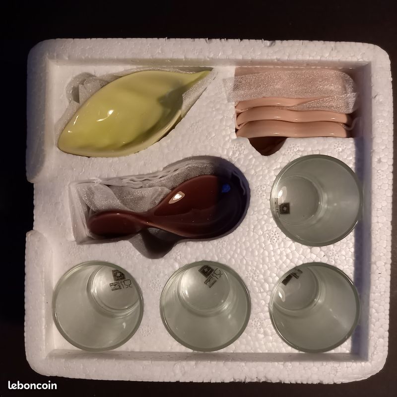 Ensemble de vérines, coupelles et cuillères pour amuse-bouche (image 1)