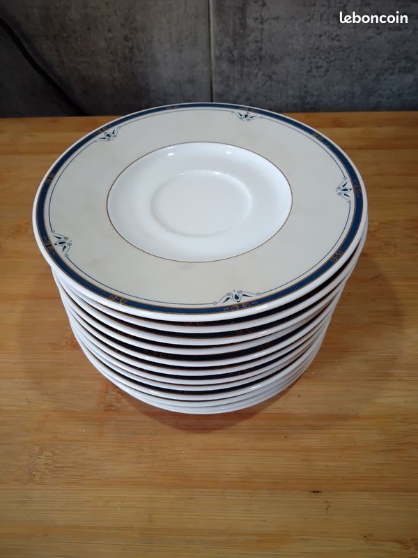 Lot de 12 soucoupes en porcelaine beige et liseré bleu marine 15 cm de diamètre (image 1)
