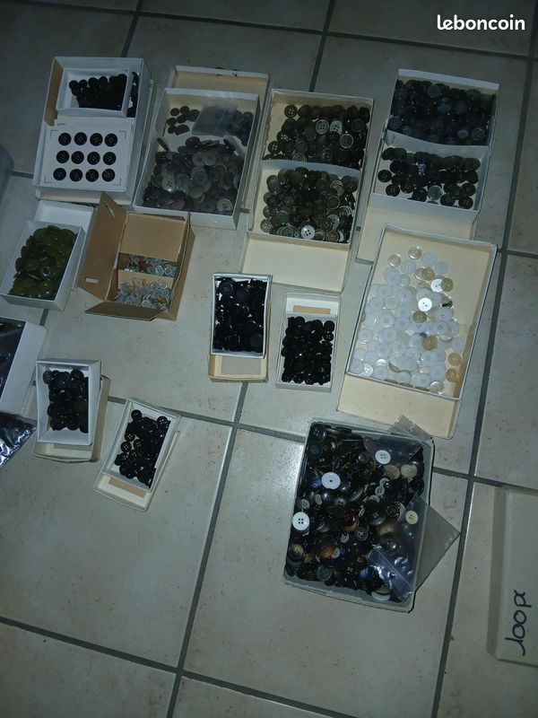 Lot de 100 divers boutons (image 1)