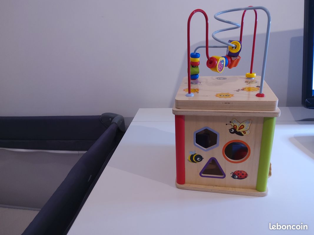 Cube d'activités en bois (image 1)