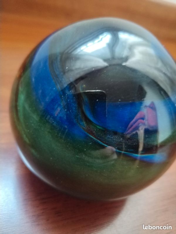 Grand sulfure / presse-papier boule en verre vintage, beaux tons verts, bleu et noir. Très bon état général, petite rayure quasi invisible. Dimensions env. Ø11 x H9 cm. Bel objet décoratif ou de colle (image 4)