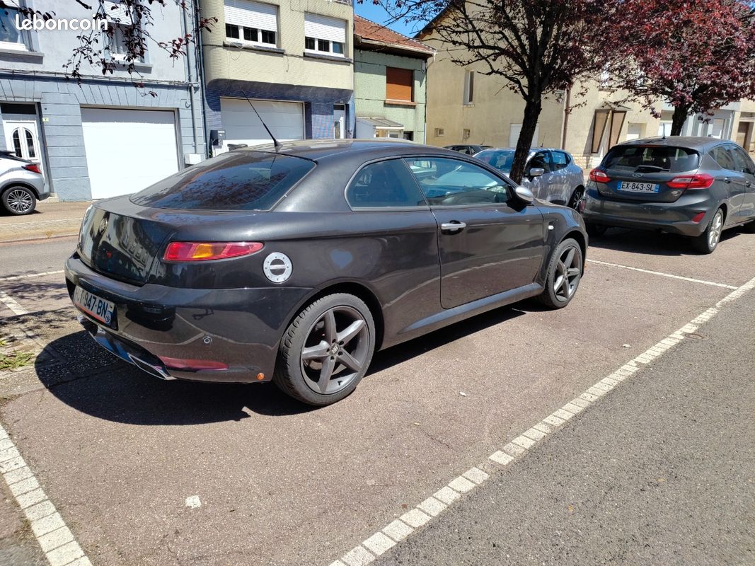 Vends Cause santé Alfa Romeo GT (image 1)