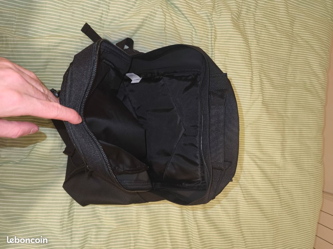 Sac a dos Carhartt.
Neuf acheté il y a une semaine jamais utilisé.
Les étiquettes sont toujours là (image 3)