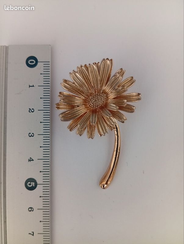 Broche en perles d'Akoya : fleur en émail, argent plaqué or, fait main - France