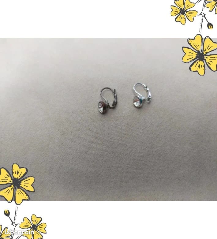 Boucles D'oreilles Dormeuses Argentées Avec Strass - Style Carré - Sans Marque