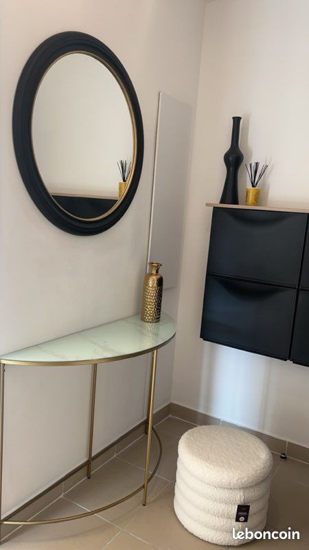 Table effet marbre et doré (image 1)