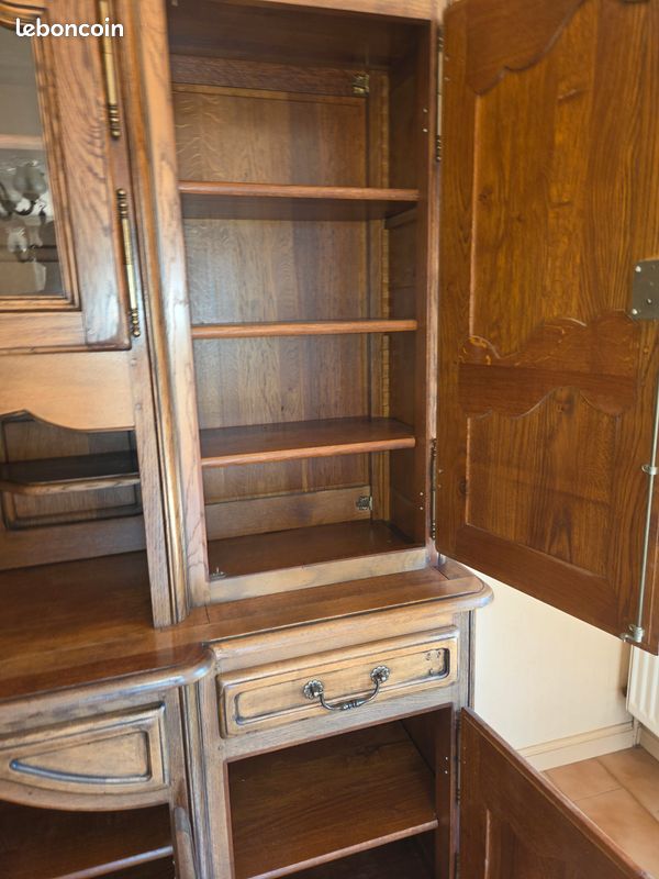 Grand buffet vaisselier en chêne massif avec rangements fermés et vitrines (image 3)