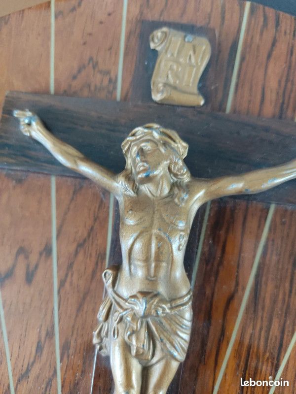 Joli crucifix en bois formica (image 6)