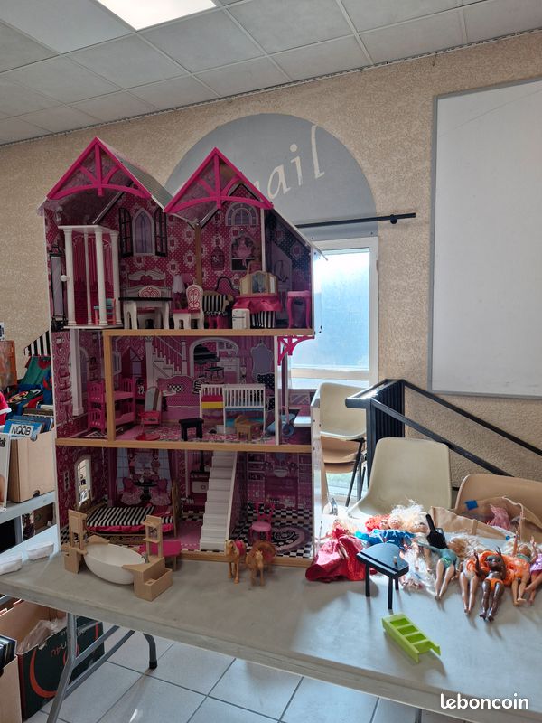 Maison poupee avec mobilier et poupée (image 1)