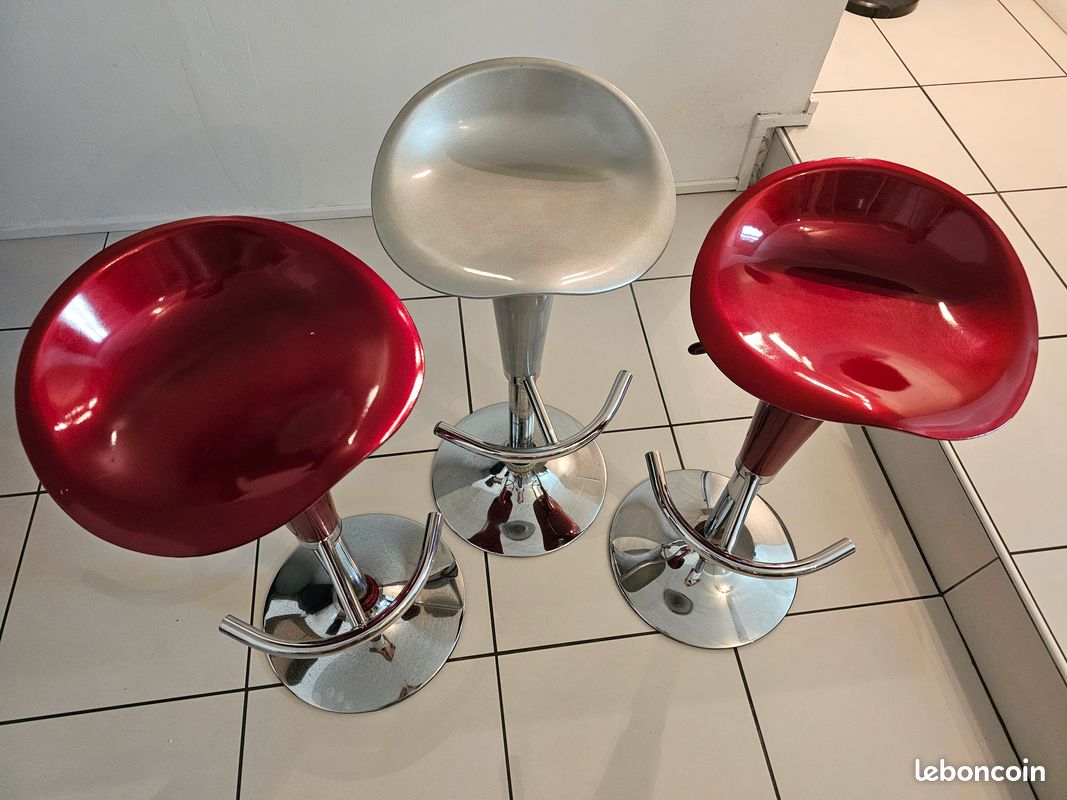 Tabourets de bar IKEA pivotants et hauteur réglable : 2 rouges et 1 argenté (image 1)