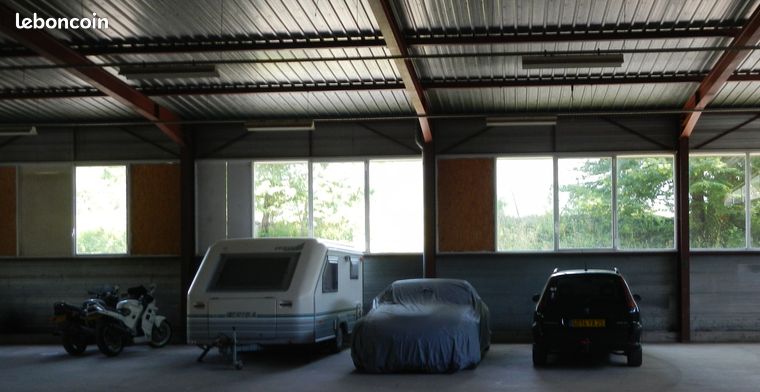 Emplacement pour bateaux, caravanes, camping-cars, voitures, motos, etc...