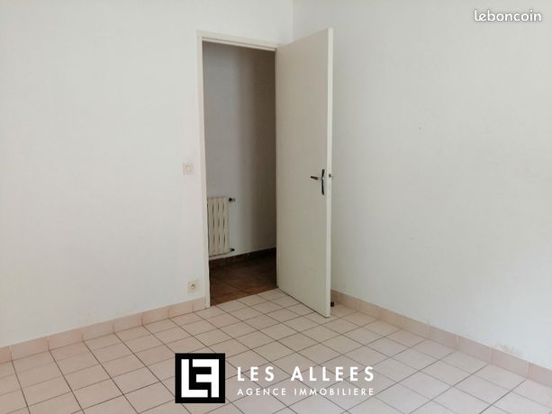 https://img.leboncoin.fr/api/v1/lbcpb1/images/a8/d1/ef/a8d1ef244d12f23fbe5a1e2cdf210f9ebeee4fc6.jpg?rule=ad-image