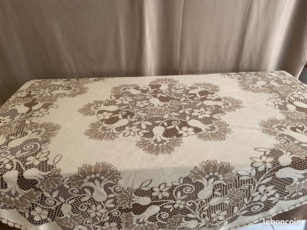 Nappe ronde vintage motifs floraux (image 1)