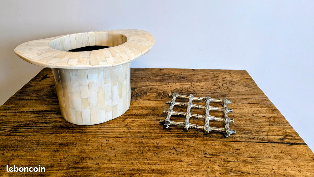 Dessous De Table En Métal Argenté Leonard – Pièce De Décoration Vintage