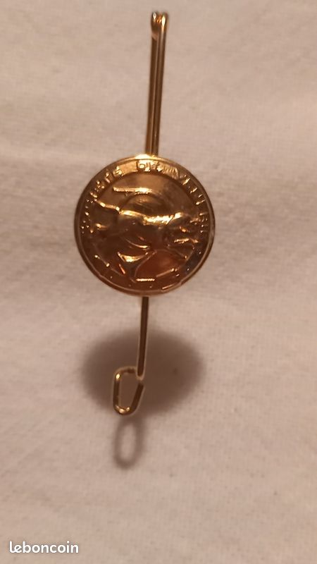 Épingle De Cravate Vintage – Profil De Guerrier En Pâte De Verre Et Laiton, Pièce Unique