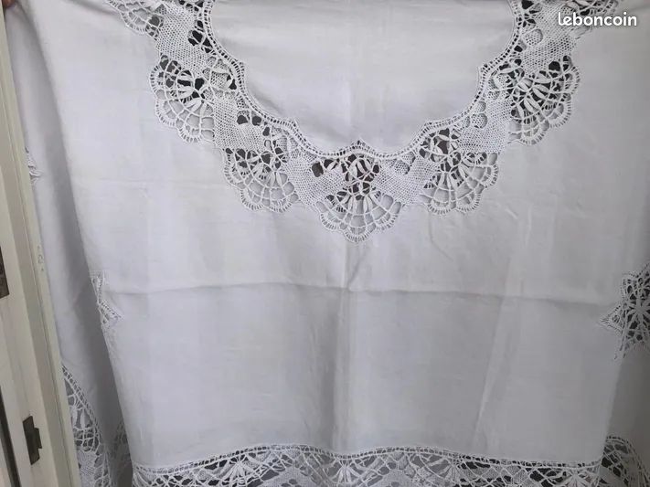 Nappe en coton brodée main et ses serviettes (image 1)
