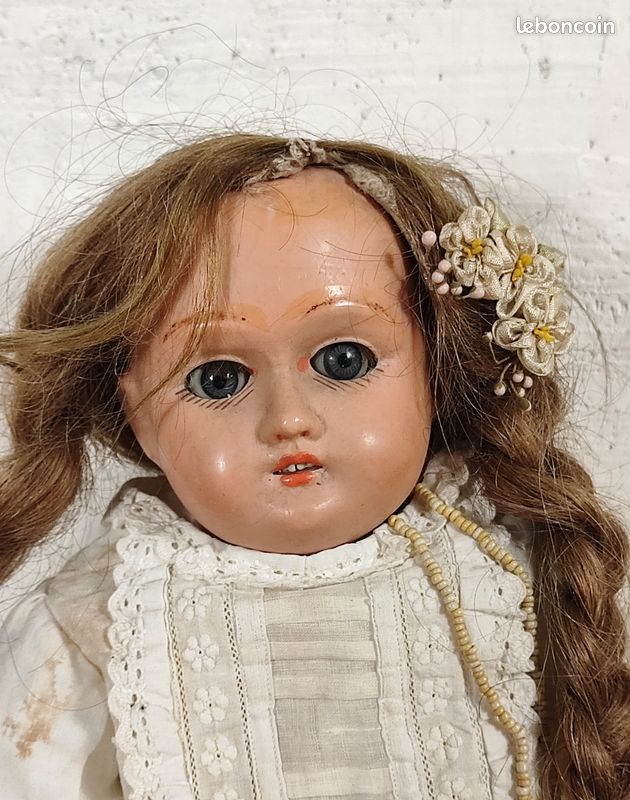 Poupée régionale vintage française en celluloïd de style religieux en robe bleue - France