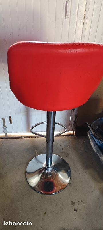 A vendre un tabouret rouge matelassé (image 2)