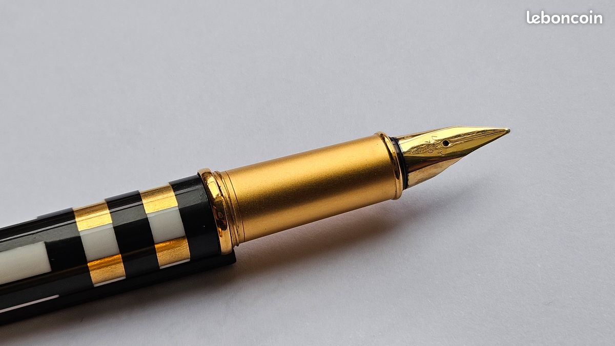 Stylo Plume Laqué Noir Avec Motifs Dorés - Plume 18 KGP - Comme Neuf - Occasion De Qualité