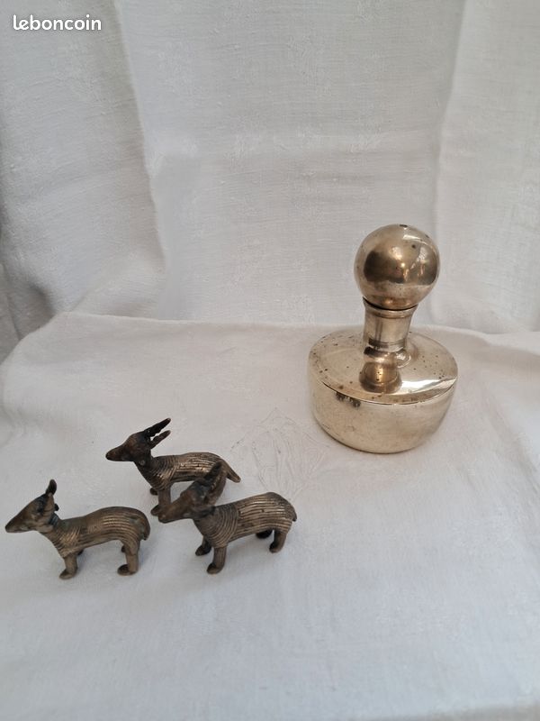 Flacon 12x8 cm et statuettes 6x6 cm en bronze laiton massif. Vintage (image 1)