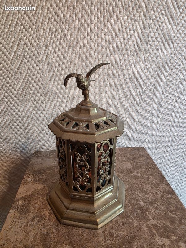 Boîte octogonale en laiton ajouré, oiseau en vol, style néo-gothique, vintage (image 2)