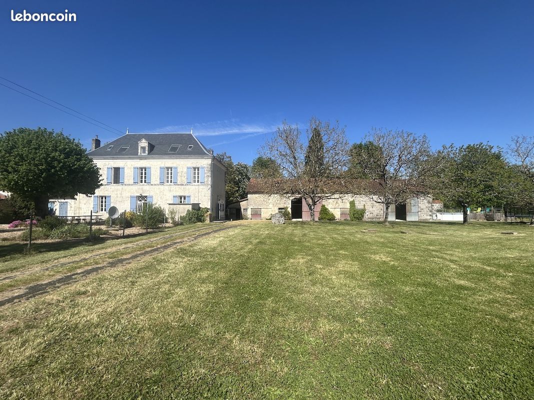Maison 16 pièces 341 m² · à Aubeterre-sur-Dronne · 341 m² · 545 000 €