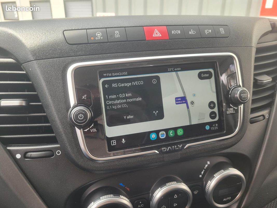 IVECO DAILY 35C18 A8 V16 FOURGON PACK EVOLUTION 03 PLACES NEUF avec CAMÉRA RECUL + GPS + PROJECTEURS FULL LED + MOTEUR 3 LITRES + VERSION MY2022 DONC SANS LES CONTRAINTES GSR2 ( Prix Vente 46 990 HT ) (image 8)