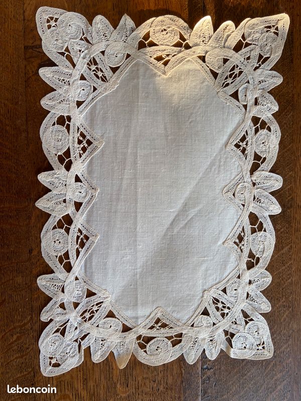 Lot 8 napperons anciens (image 1)