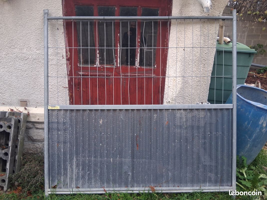 Vends barrière de chantier pleine marque HERRAS excellent état + plots en résine (image 1)