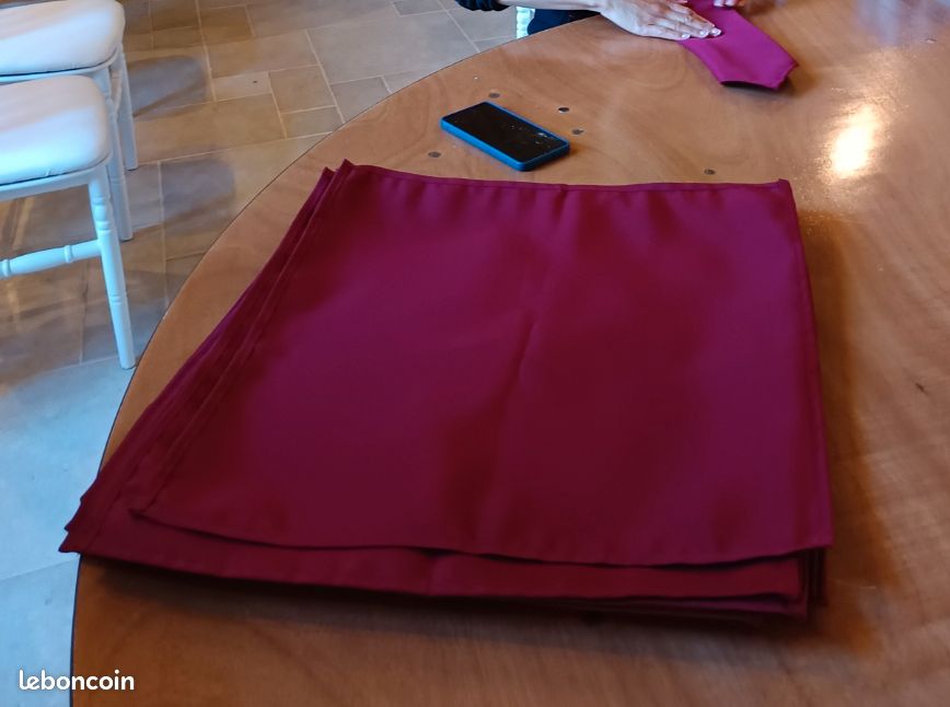 65 Serviettes de table Bordeaux 50cmx50cm, 100% polyester (image 1)