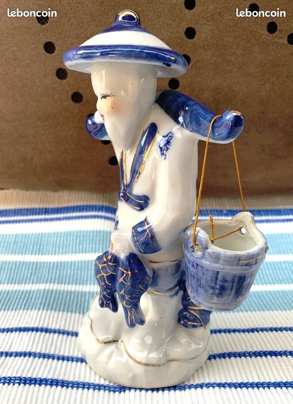 Statuette pêcheur asiatique blanc et bleu avec seau amovible en faïence H 15 cm (image 3)