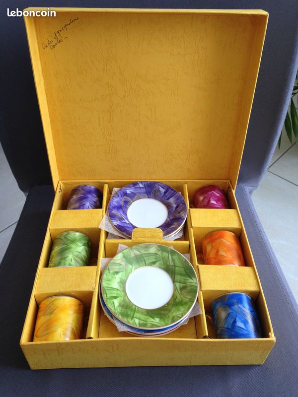 Coffret 6 tasses et soucoupes en porcelaine (image 1)