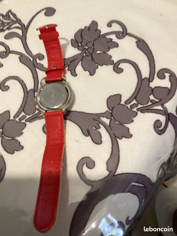 Montre collector Renault x4. Commneuve dans sa boîte d origine la pile est à changer (image 2)