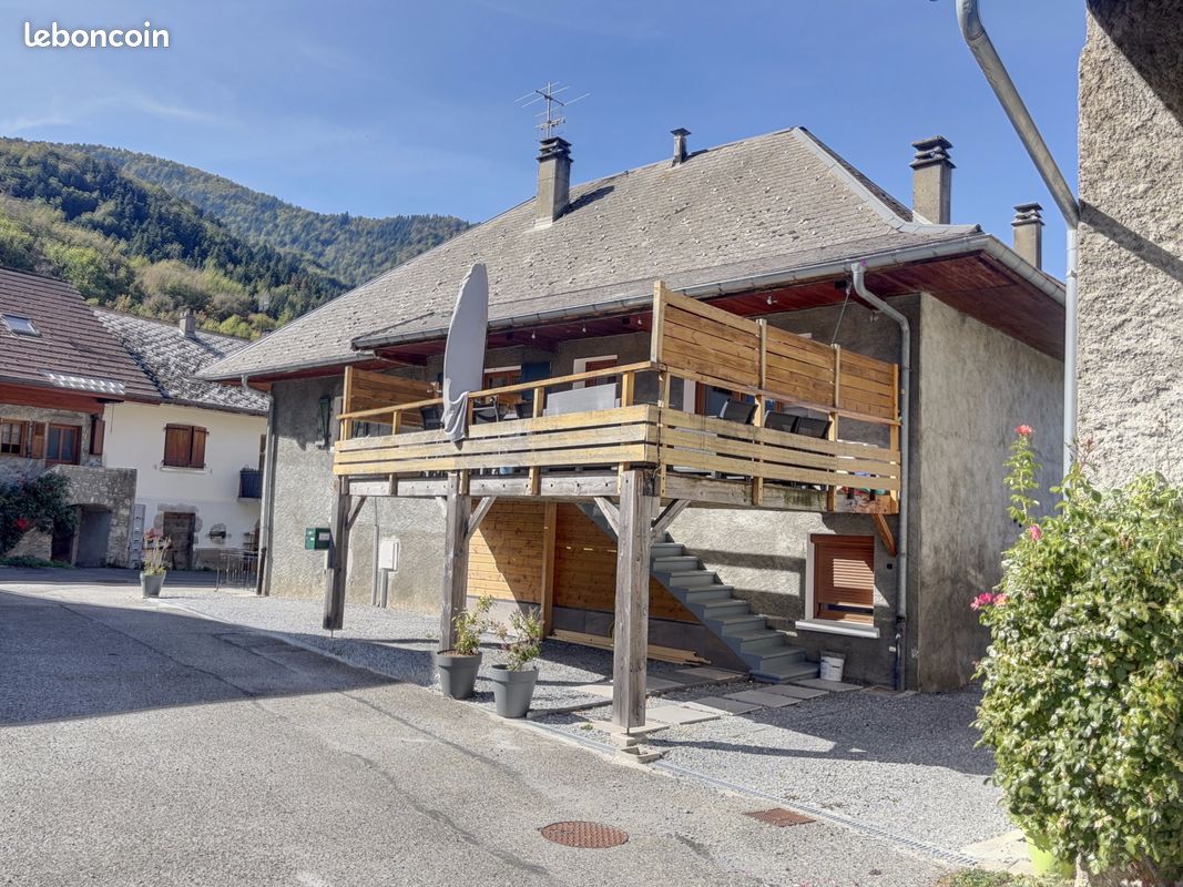 Immeuble 126 m² · à Giez · 126 m² · 551 200 €