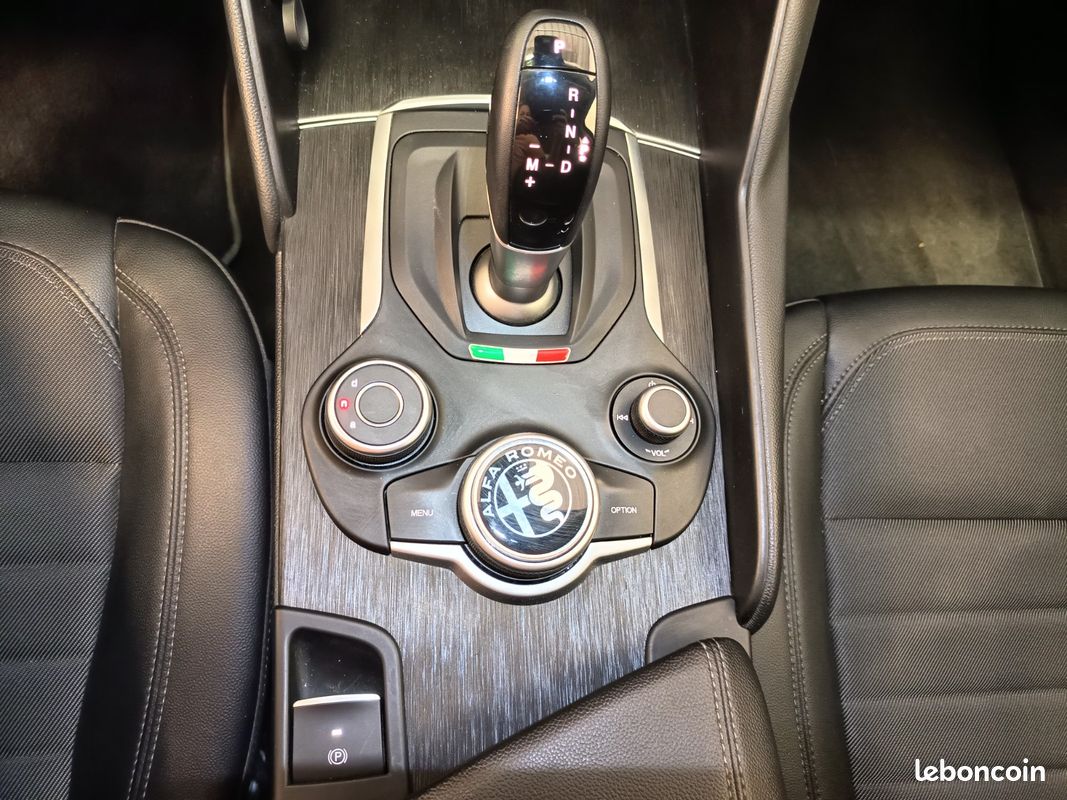 ALFA ROMEO GIULIA MY19 2.2 190 CH AT8 EXECUTIVE - ATTELAGE / CAMERA / Garantie (image 17)