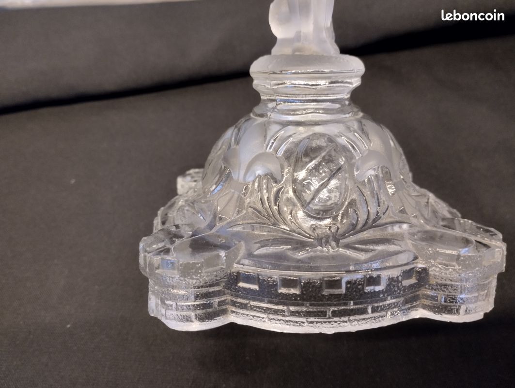 ANCIEN BOUGEOIR EN verre moulé, décor femme qui peint, Portieux EUR 39