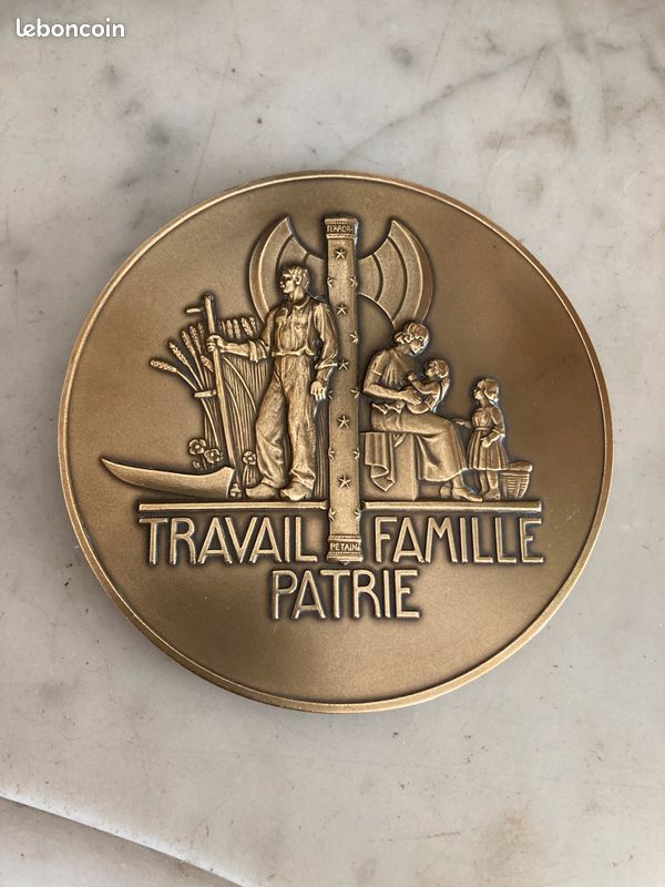 Médaille Maréchal Petain D’époque – Objet De Collection En Métal