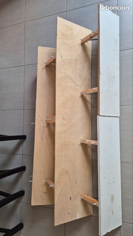 Étagères en bois avec équerres (image 1)
