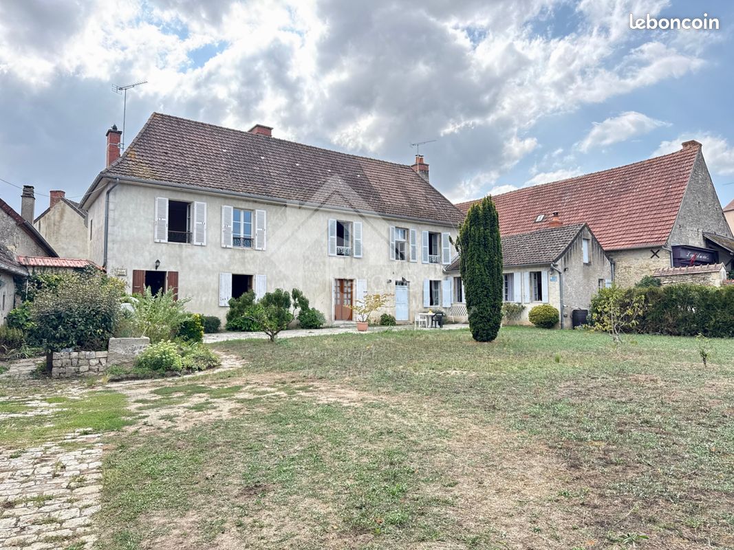 Maison 11 pièces 250 m² · à Le Veurdre · 250 m² · 185 000 €