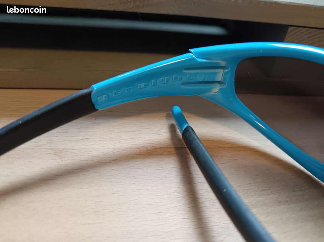 Lunette de Soleil Oakley Straight bleue (image 4)