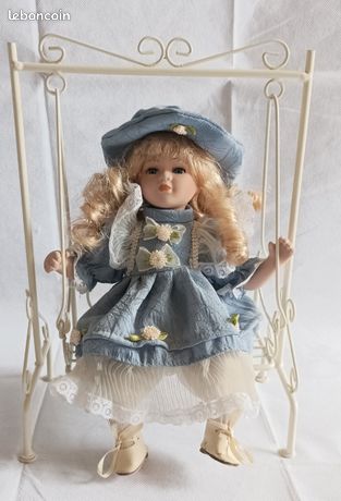 ancienne poupée de porcelaine sur balançoire • EUR 25,00