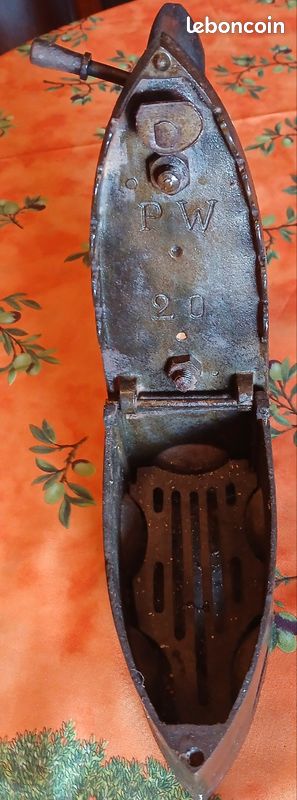ANCIEN FER A Repasser A Braise En Fonte-Grille Interieur-Manche En Bois
