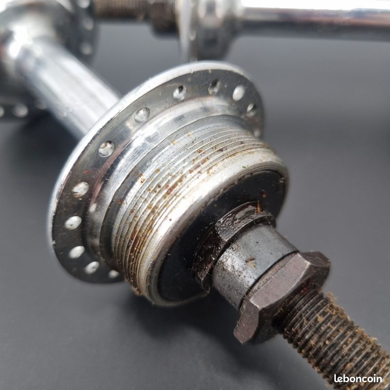 ANCIENNE PAIRE DE moyeux piste 18 trous JCF annees 50-60 EUR 100,00